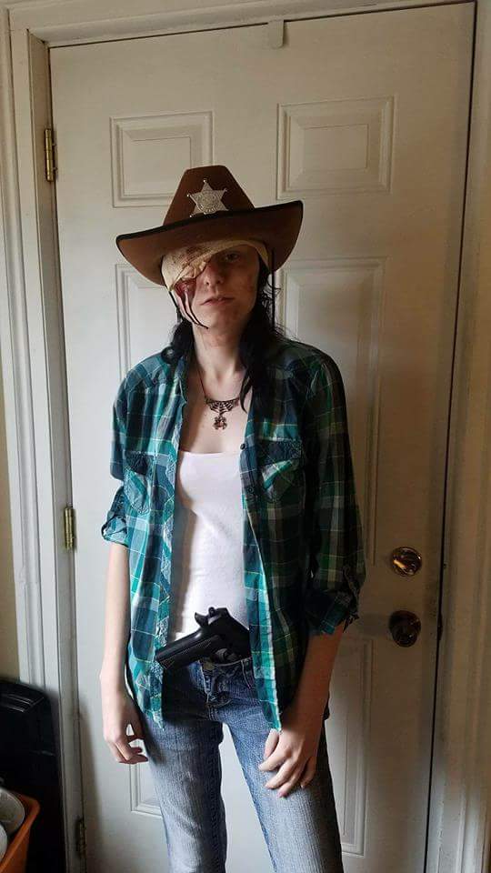 MlbstevenThe's tweet photo. #TheWalkingDead    #halloweencostume My daughter dressed up like @chandlerriggs character Carl Grimes #TWD @TheWalkingDead https://t.co/Wx0RtZW9jf