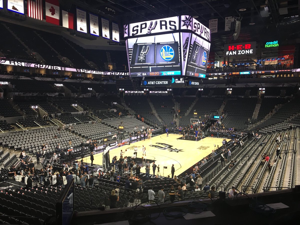 iMichael27's tweet photo. #DubNation in the house! #GSWatSAS #MBinSA #Workperks https://t.co/3Q0lTuHe8p