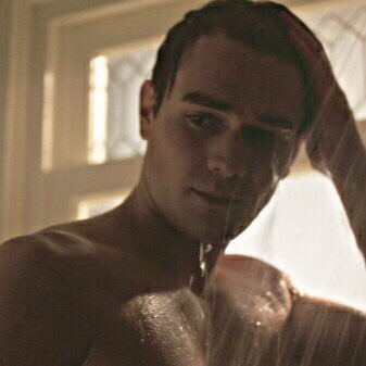 New around here

Pleaseee rt/like