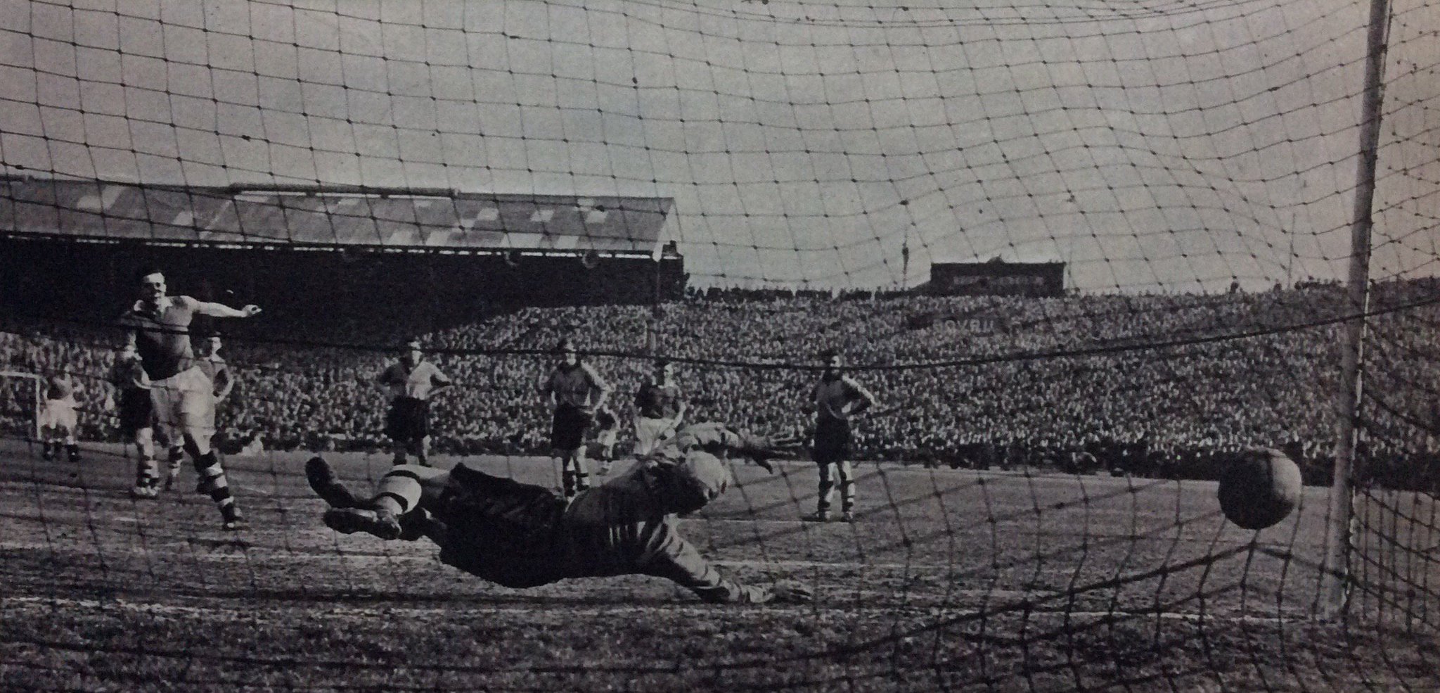 Soccer Panorama on Twitter: "#Chelsea v #Wolves, April 1955. Peter ...