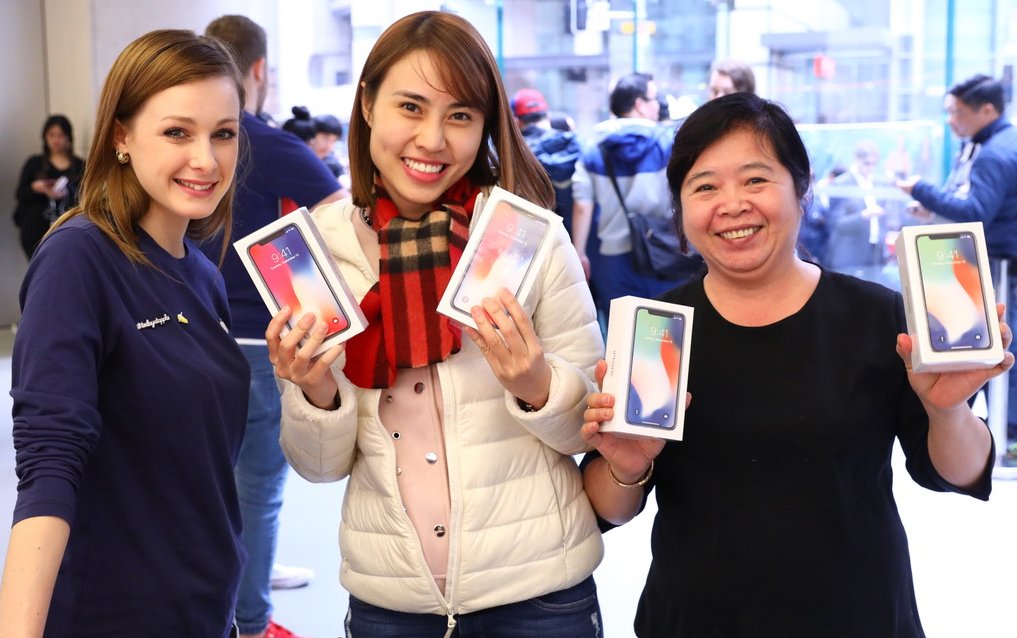 tim_cook's tweet photo. iPhone X is here! A big thank-you to all our customers in Sydney, and everyone turning out around the world Friday! 👏 https://t.co/5NKXUnePLu