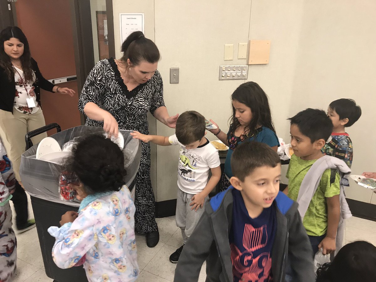 NancyTa39177299's tweet photo. Our amazing principal helping us with the day of the dead celebration!#PCEPEOUD #LISDCampions https://t.co/WnAEx56MAg