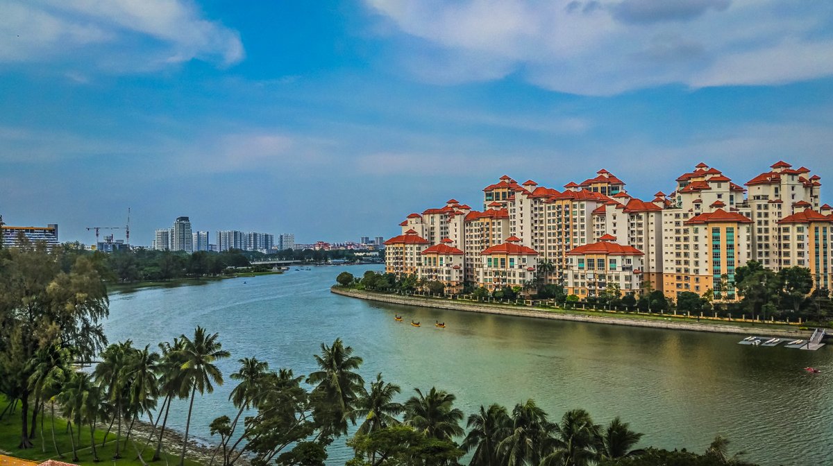 InThaime's tweet photo. This visually interesting building next to the city.  I'm not sure how I got there by foot. - #photography #Singapore #postcard https://t.co/S9suH1qVd6