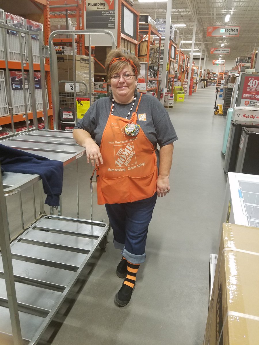jenniferk0205's tweet photo. Oh RATS! Lisa from freight is rocking her Halloween outfit....did you see her earrings! #MWOCT2017 @jen_spurr https://t.co/IADhJQgAHw