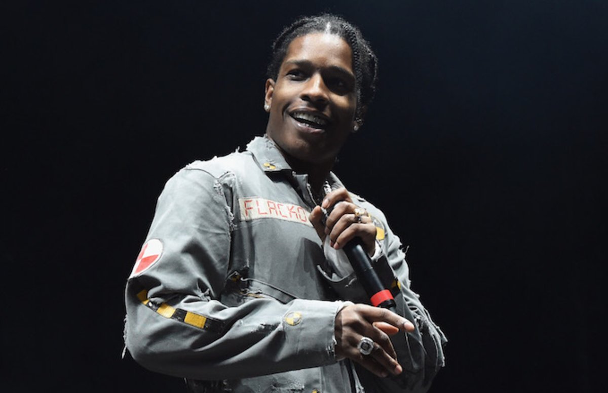 ComplexMusic's tweet photo. ASAP Rocky stopped a fight during his show and made them hug it out. https://t.co/BTCUZcqzWl https://t.co/6UHRMwmueu
