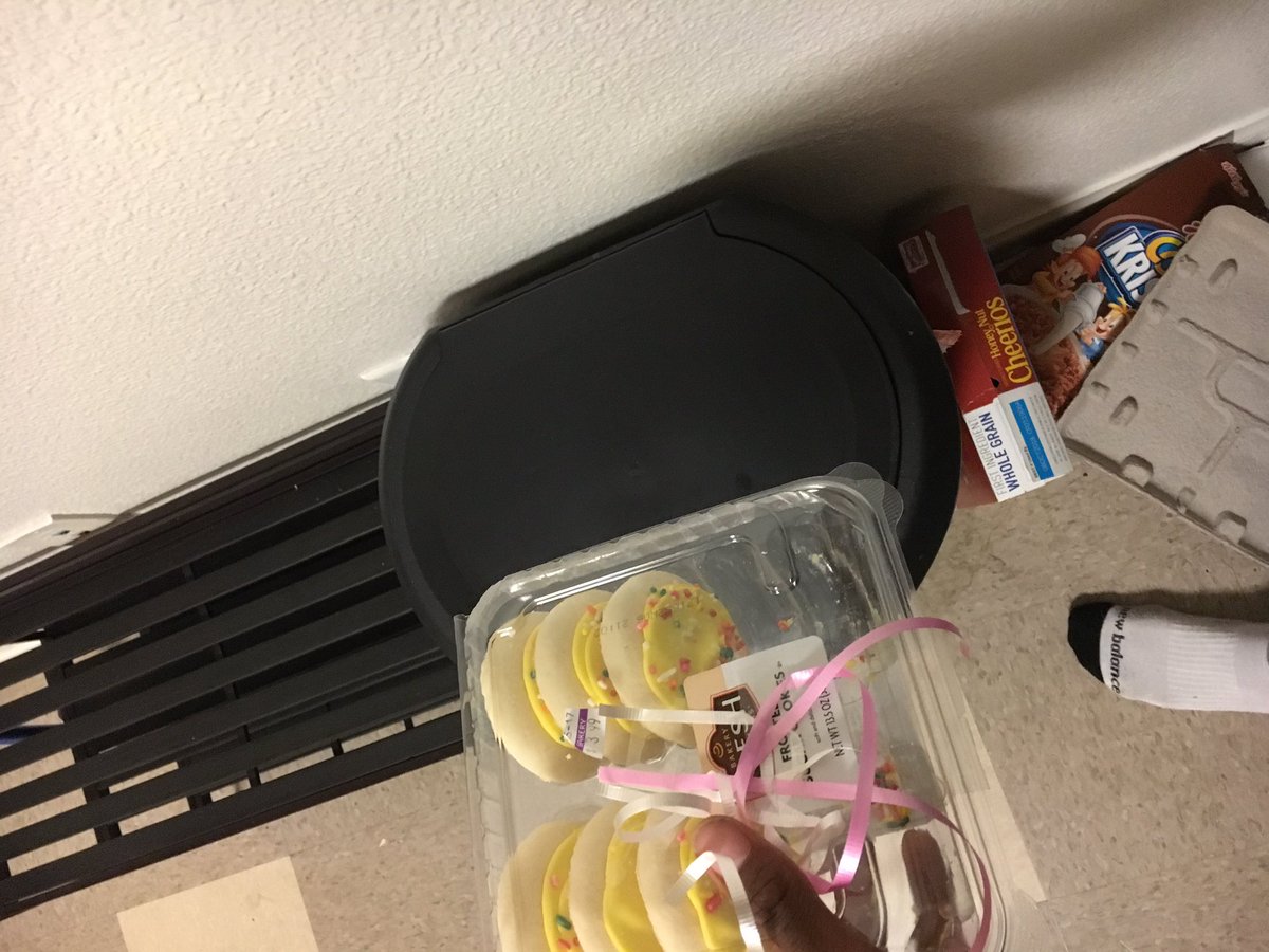 CUgetsbuckets's tweet photo. Ok Twitter cmon now ... let's agree on one thing... these are THE WORST cookies ever 😷🙅🏾‍♂️🚮 https://t.co/8XpdyCsvjS