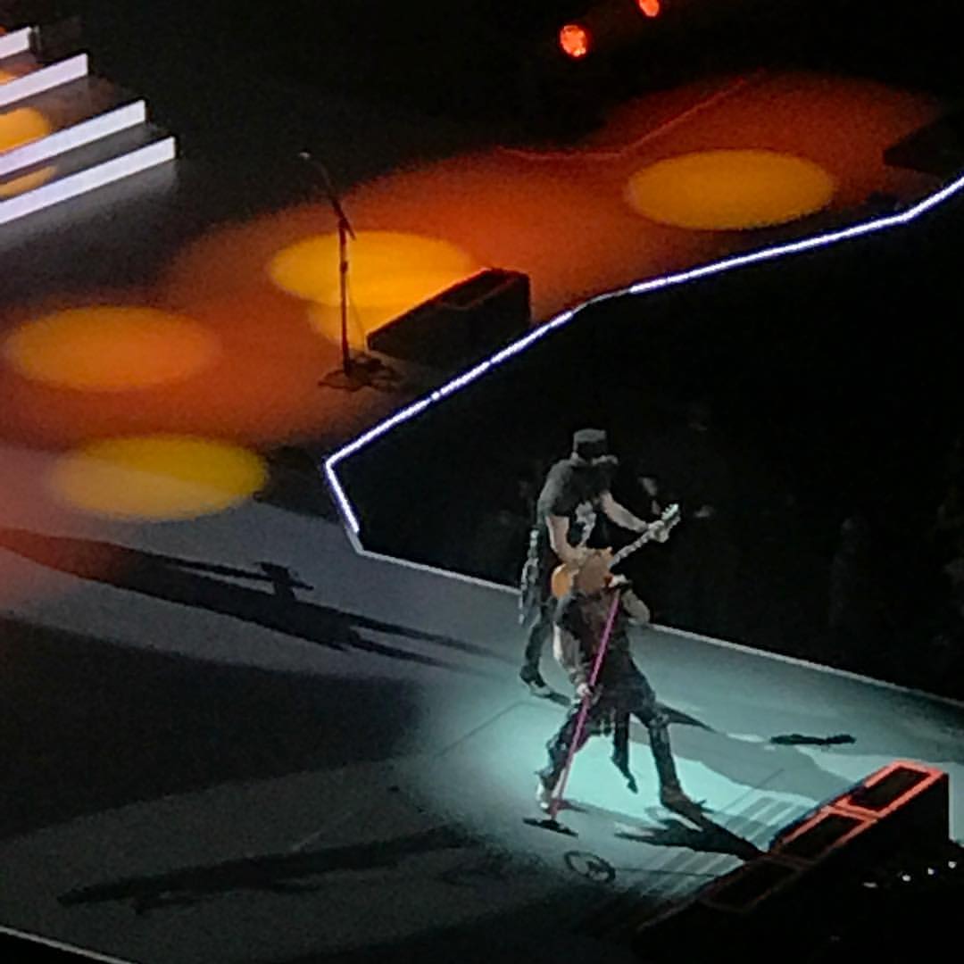 GNRLovers's tweet photo. Guns N' Roses - Little Caesars Arena, Detroit ||📷 nickgnau || #NotInThisLifetime #GunsNRoses #GnFnR #GNRinDetroit #axlrose #slash https://t.co/RukTUmHQCr