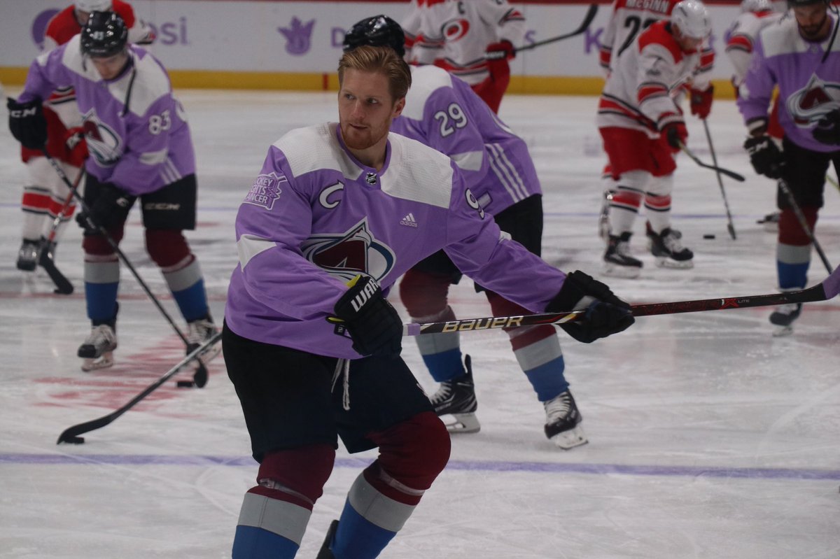 Avalanche's tweet image. The Captain... Looking good in lavender. 

#HockeyFightsCancer #GoAvsGo