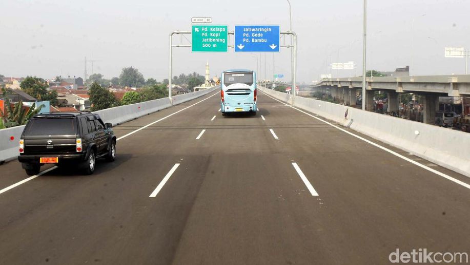 detikcom's tweet photo. Usai Diresmikan Jokowi, Tol Becakayu Langsung Dijual https://t.co/Nh6PhlM05O https://t.co/xssI5mtlph