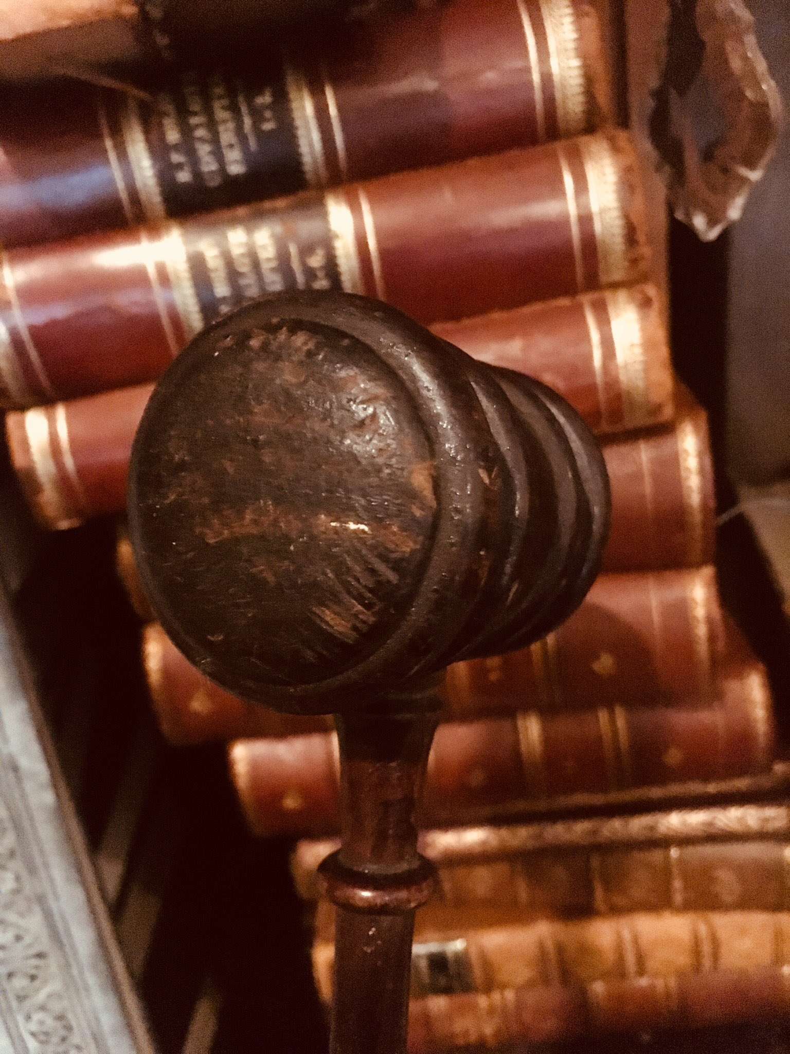 Lecurio No Twitter ジャッジ ガベル 19世紀 イギリス 裁判で使う小槌です 映画などでよく出てきますがなかなか実物は見ない代物です 普通のハンマーと違い柄のシャープなくびれが美しいです 叩く面がボコボコと使い込まれているので これで数多くの罪人を裁いた Lecurio No Twitter ジャッジ ガベル 19世紀 イギリス 裁判で使う小槌です 映画などでよく出てきますがなかなか実物は見ない代物です 普通のハンマーと違い柄のシャープなくびれが美しいです 叩く面がボコボコと使い込まれているので これで数多くの罪人を裁いた