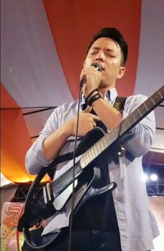 Oppa_TJMonterde's tweet photo. TJ Monterde always sings by his heart❤ https://t.co/ZMt18ky5D0