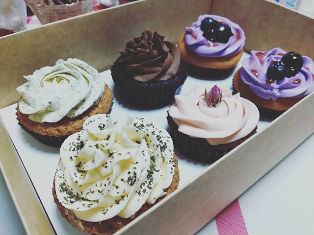 LetsCakepe's tweet photo. Cupcakes para compartir <3 #arandanos #teverde #rosas https://t.co/67hZNwSUe2