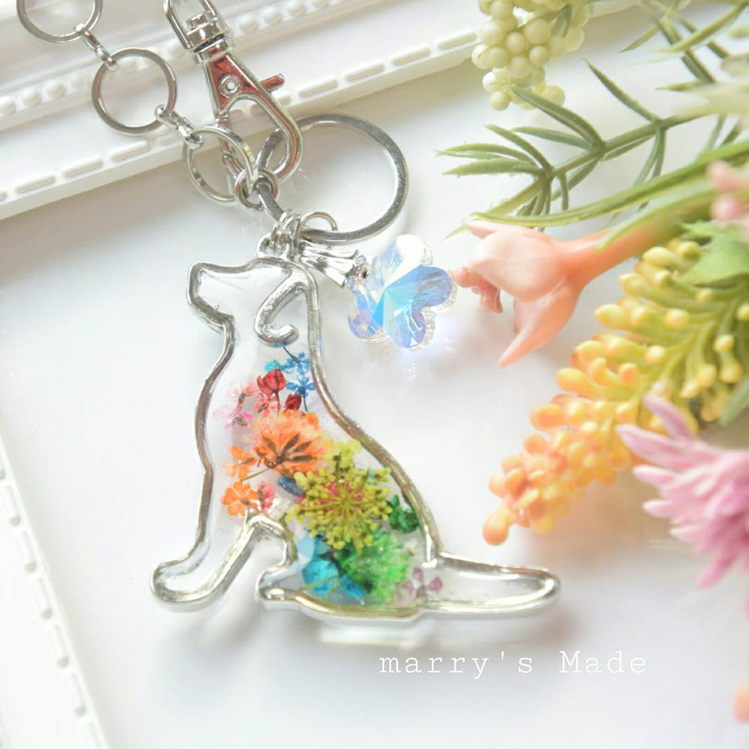 Mari Twitterissa お花畑 わんこのバッグチャーム 小花柄可愛くてハマってます レジン レジン好きな方と繋がりたい 押し花 押し花レジン イヌ 犬 いぬ