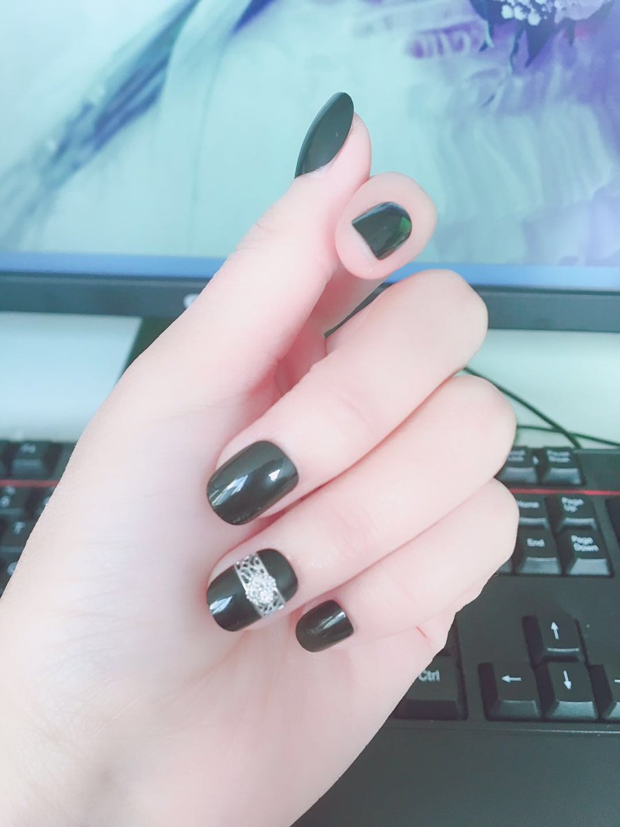 SOSUN_Claire's tweet photo. #nails #nudes #gold #glitter #glitternails #unicornchrome #infills #nailjunkie #nailswag #naillove #naillife #nailfun #beauty #happy https://t.co/GUijTqJxCY