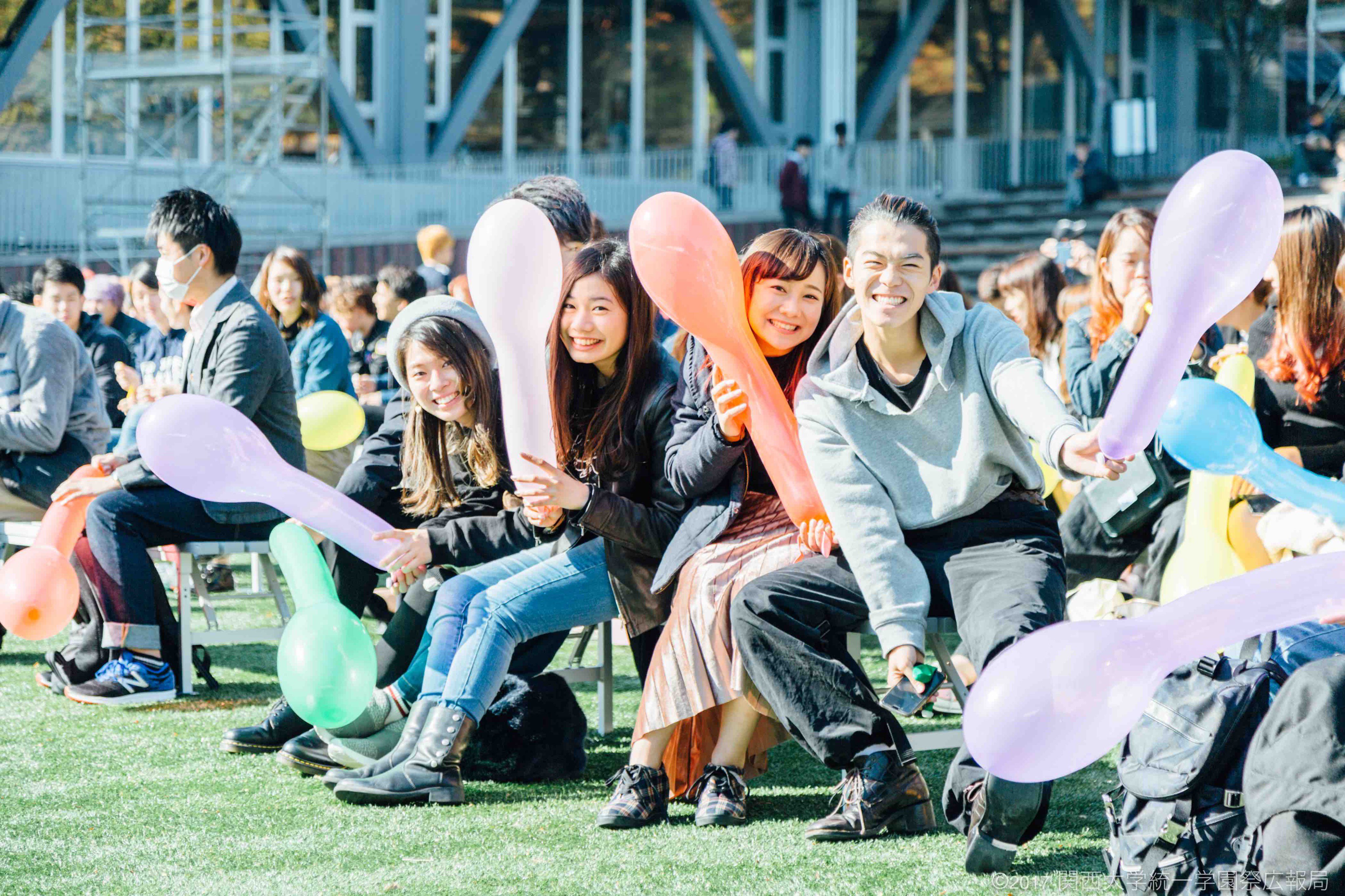 ブームスポーツ編集局 学祭スナップ17 関西大学統一学園祭初日 今年も学祭スナップを4日間撮影しております みなさまのエモい表情 ぜひブースポカメラに Kandai 関大 T Co Ytzg2xpcal Twitter
