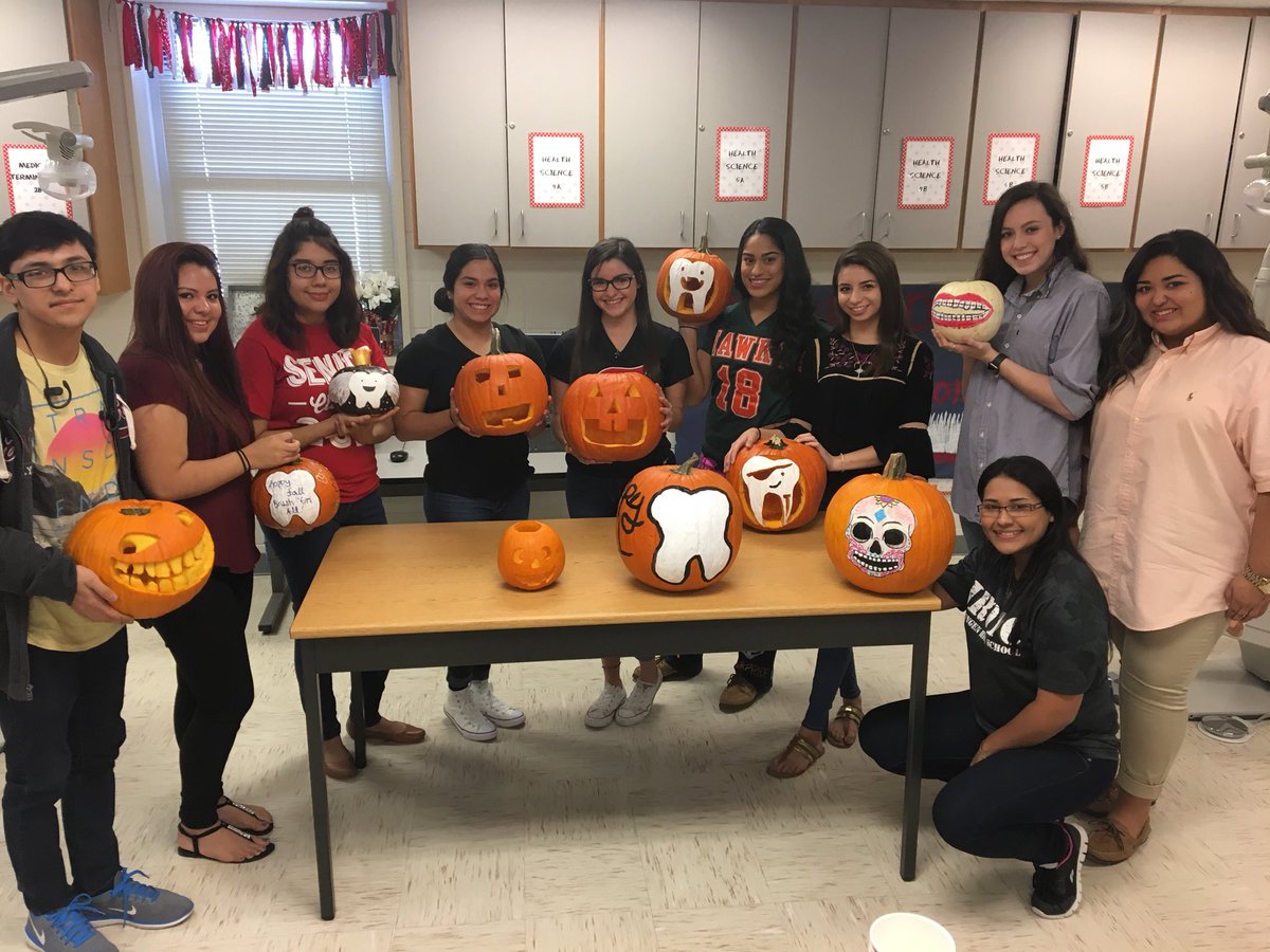 MrsCelGonz's tweet photo. Happy fall ya’ll! #RDA #teethrock @deis_dreamer @mikayllaaaa23 @dallas_casarez2 @Annelle_Caley https://t.co/icdYUraUhU