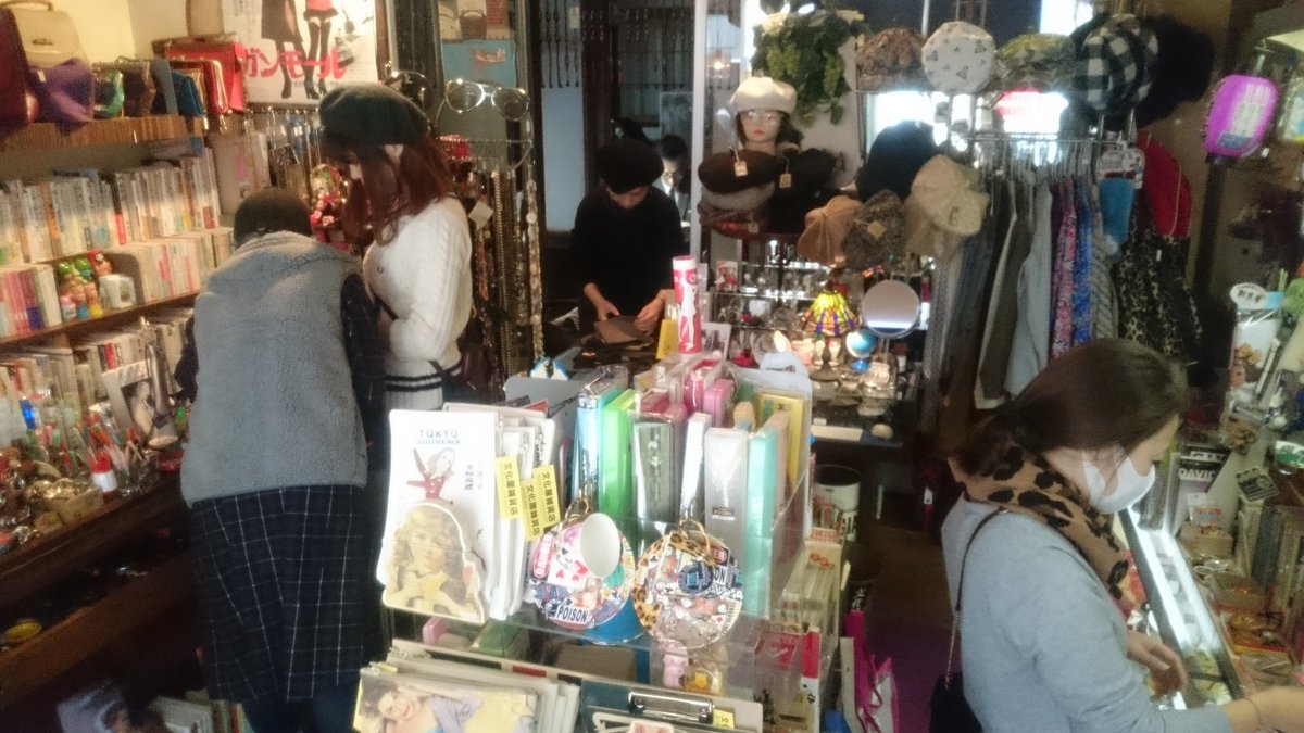 文化屋雑貨店 本店 神保町古本祭り賑わってます 鶴谷洋服店に本日は元文化屋雑貨店スタッフもお手伝いに来ています 鶴谷洋服 店 文化屋雑貨店 Bunkayazakkaten