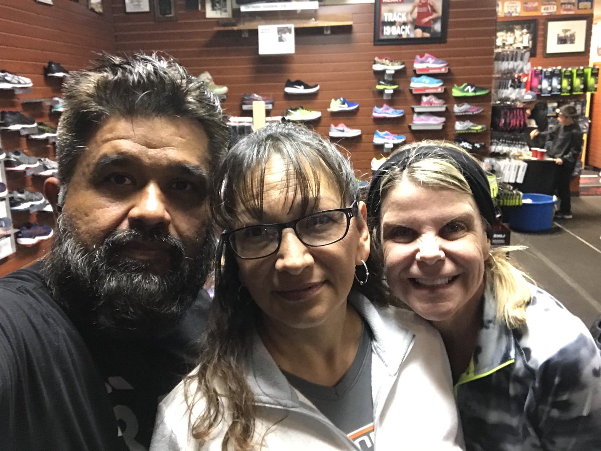 DISFIT4JnG's tweet photo. Thursday Fun Run @runnerslane . We are ready for Sunday & the Santa Clarita 1/2 #RunnersLane #WeRun661 #RunningFriends #SCVHalf https://t.co/uwK3fbzMww