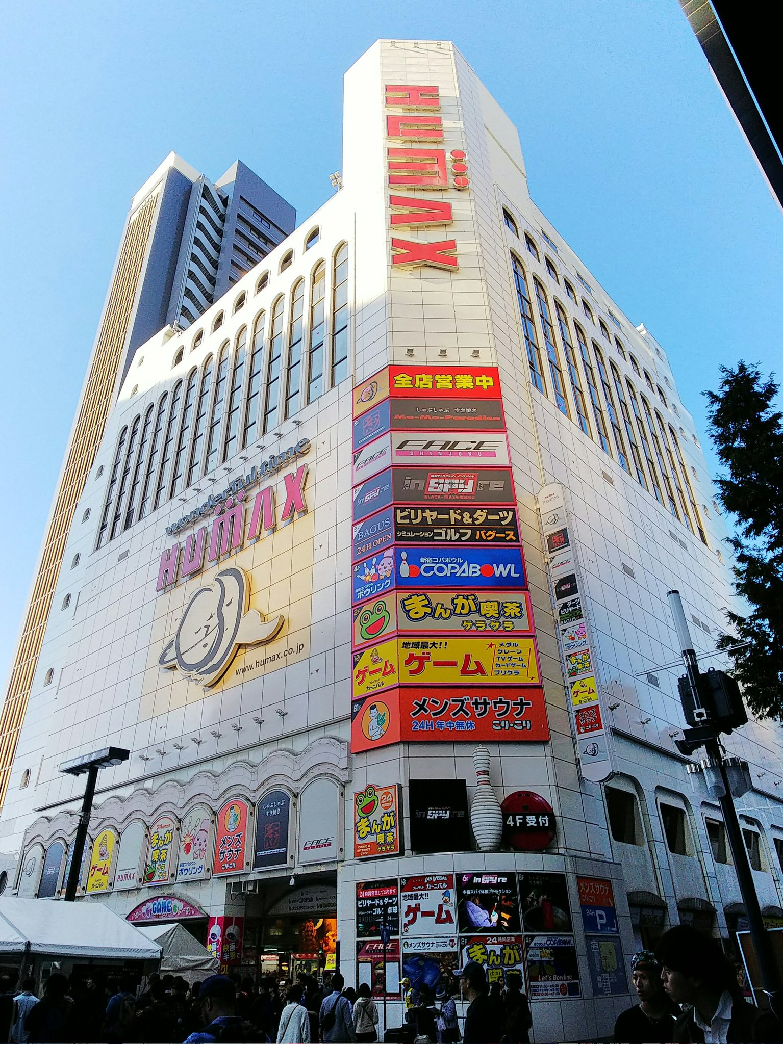 でぃんが 新宿コマ劇場があった場所はtohoシネマとホテル コマ劇場前の広場も汚かった映画館も すっかり近代的に でも変わらない新宿も沢山まだ残ってる 特に歌舞伎町は ニューヨーク ニューヨークというディスコ 通ってました T Co