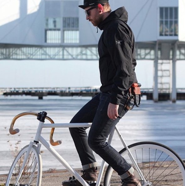 contour_co's tweet photo. Days are shorter and colder but we are still commuting! #BikeTO #commute #cycle #commuter #bikeride #fixie #fixedgear #citybike #Toronto https://t.co/CiqBKfUM2W