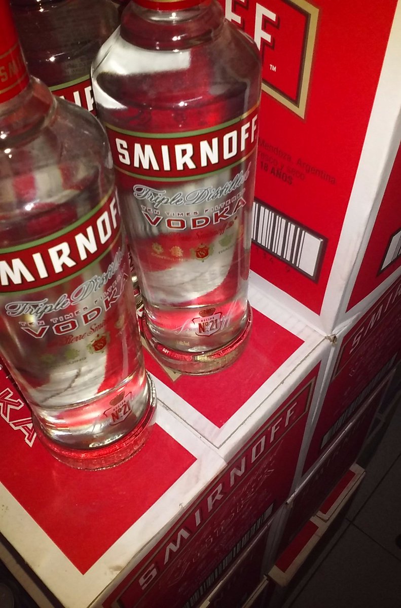 QSG2018's tweet photo. Y Smirnoff no puede faltar hoy!! #GiraFestII Es HOYYYY!! Juntos detonamos Vélez!!🙌💯💚🍻🎉 https://t.co/xYbAY0dBOF