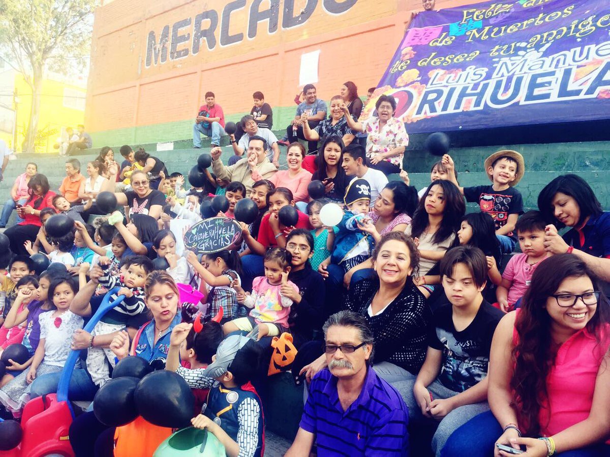 luismorihuela's tweet photo. #FelizDiaDeMuertos en #Tlalnepantla con mucho gusto recorriendo diversas comunidades https://t.co/lP0sIqsu8p