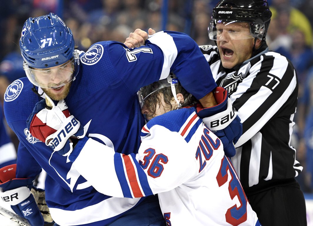 Ex-modoiterna Victor Hedman o Mats Zuccarello kastade handskarna i natt. #TBLightning #Rangers #nhlse