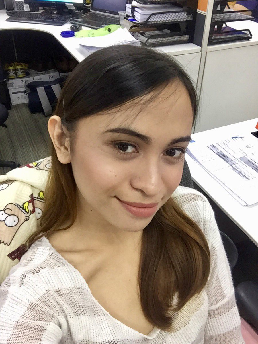 carlieboo42's tweet photo. didn’t know what happened in the last 5 minutes but im not complaining... 🙈😅 #nomakeupmakeuplook #highlightedaf https://t.co/9PFsSjbyZo