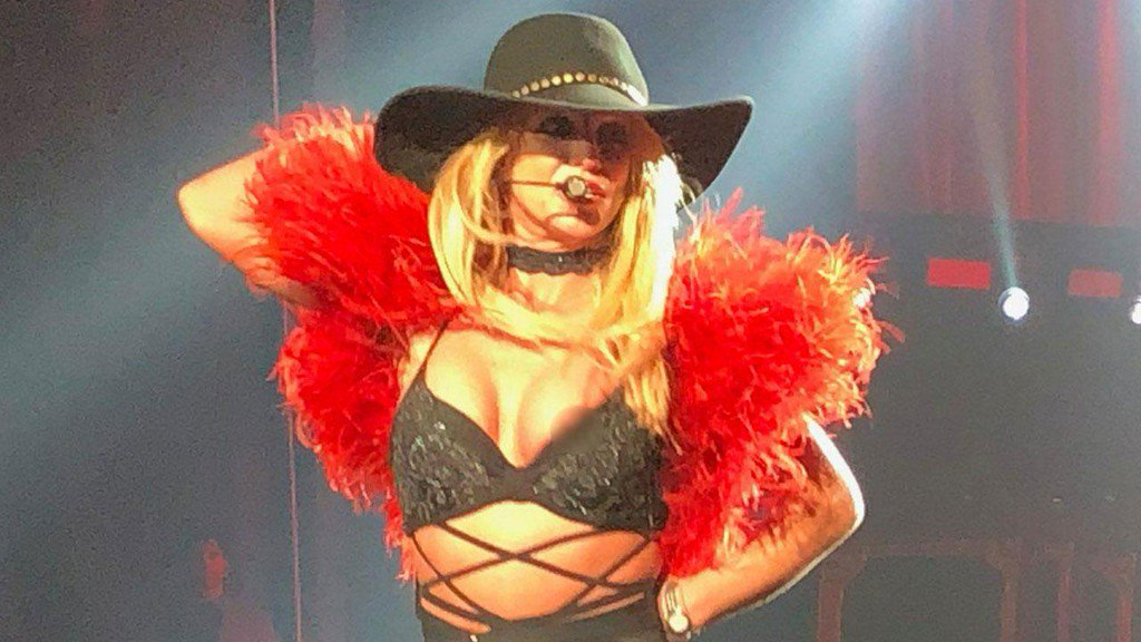 Entertainment Tonight On Twitter Oops Britney Spears Suffers