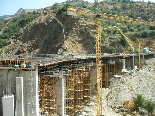 solestudiosing's tweet photo. "El hormigonado del puente es la fase más crítica y el tesado, auténtica #PruebaDeCarga (luego vendrá con camiones)" @vyepesp https://t.co/Loo9mvCY9r