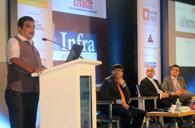 PIBHindi's tweet photo. केंद्रीय मंत्री @nitin_gadkari मुंबई में आयोजित #InfraAwards 2017 समारोह में संबोधित करते हुए https://t.co/sXj53DDXAH