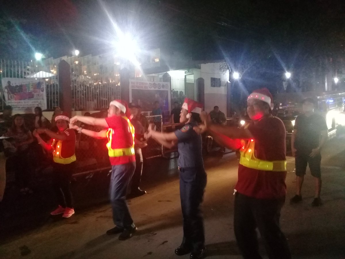 angono_rizal's tweet photo. Pinangunahan ni Mayor Gerry Calderon ang pagsayaw ng usong "baby shark" habang nagmamando ng traffic #Undas2017 https://t.co/yMFpjyWzVk. https://t.co/w5U2t2iCqL