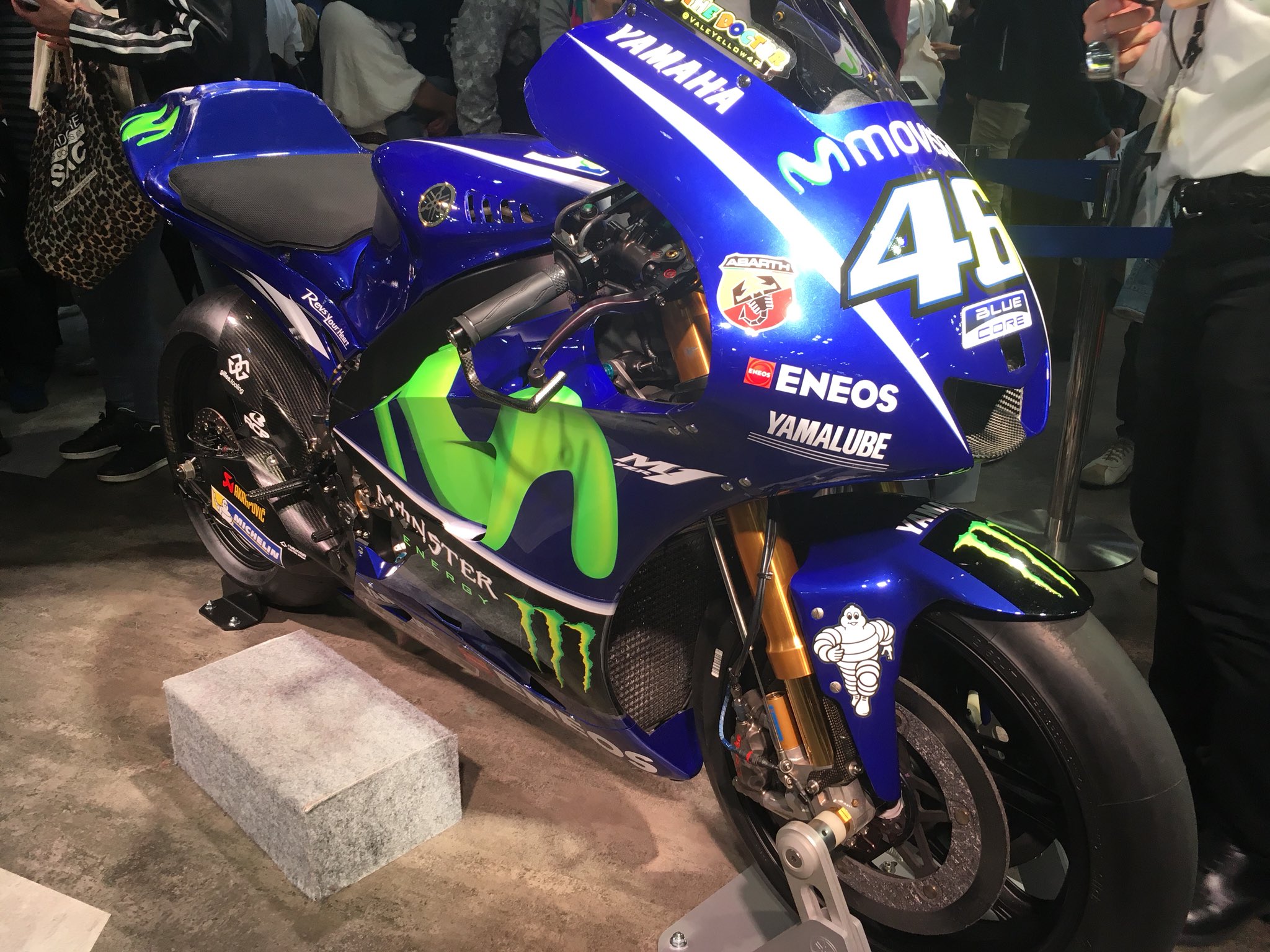 Abarth アバルト アバルトは今回出展しておりませんが ヤマハさんのブースにはロッシモデルの Yzr M1 もちろんアバルトのロゴ入り 跨って記念撮影ができますよ Yamahaが美しい Tms17 ヤマハブース T Co F1ucktalo2 Twitter