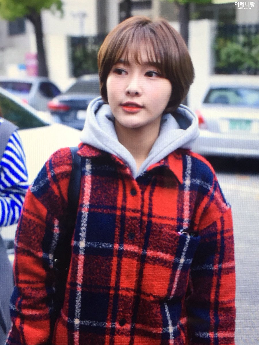 2soyul's tweet photo. 171103 뮤직뱅크 중간출근 프리뷰 #다이아 #DIA #제니 #JENNY #이소율 @dia_official https://t.co/6QFvaLDzEu