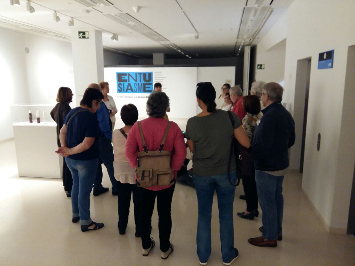 ArtsVisualsODA's tweet photo. Visita per a persones amb #Alzheimer i familiars. Senzillanent me-ra-ve-llo-sa. Gràcies #ProgramaAlzheimer del @cececebe! #ExpoEntusiasme https://t.co/6qOYQDYEkr