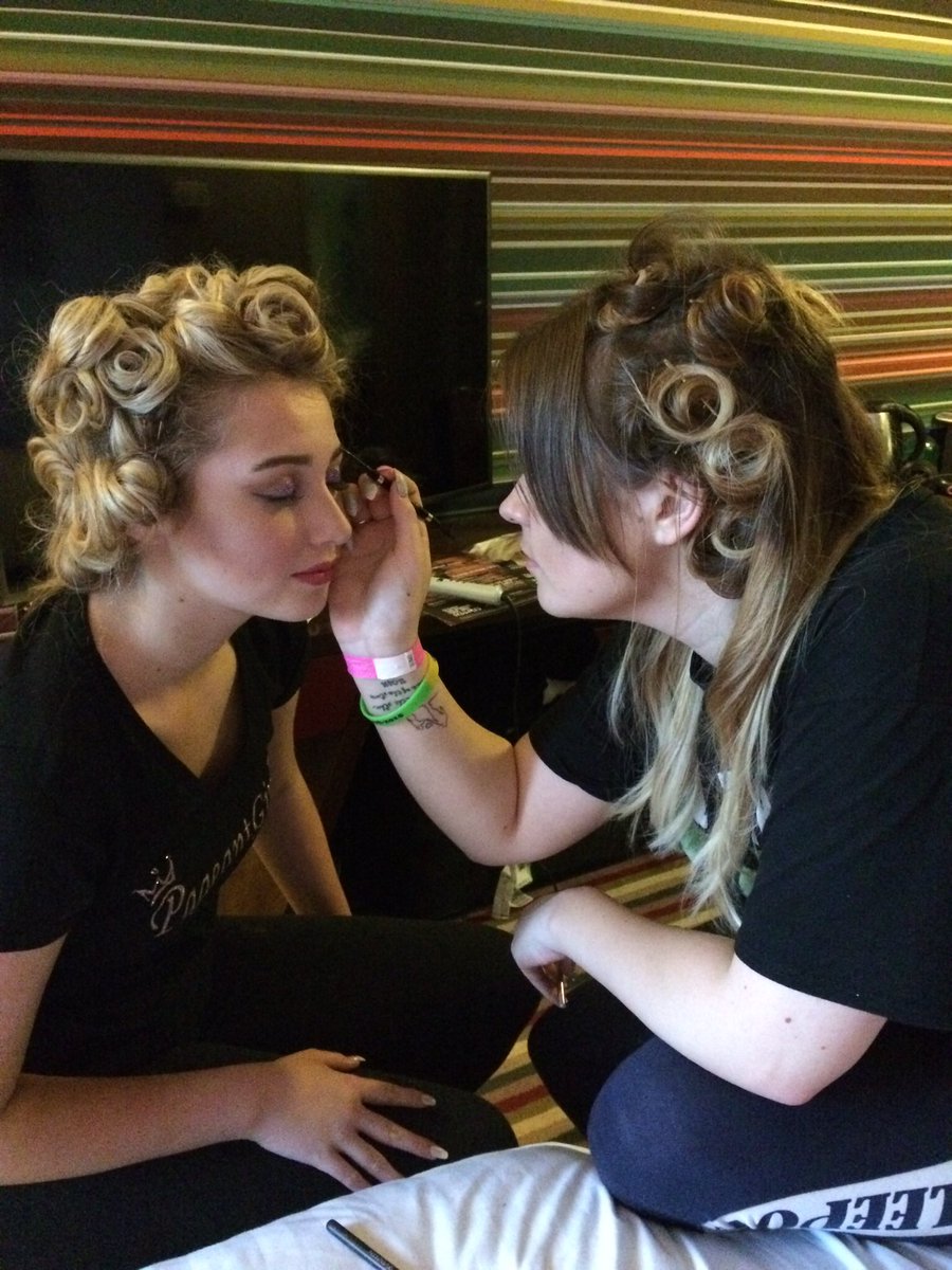 #aftermissprom what our girls get up to <a href="/heatherjordanx/">Heather Jordan</a> with <a href="/HeidiLeake/">Heidi Leake</a> attending <a href="/MissTeenGB/">Miss Teen Great Britain</a> final #pageant #princesses #Staffordshire