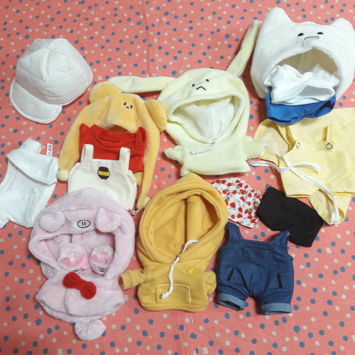 HUGI_0416's tweet photo. RT) 알티 추첨 한 분 여기에 있는 
인형옷 한 벌 보내드려요 \(❁´∀`❁)ﾉ
당발은 여기 있는 옷 다 팔릴 때 ~ 💘

멘션이나 디엠주세요 🍥 https://t.co/Uj6DgtRcBZ