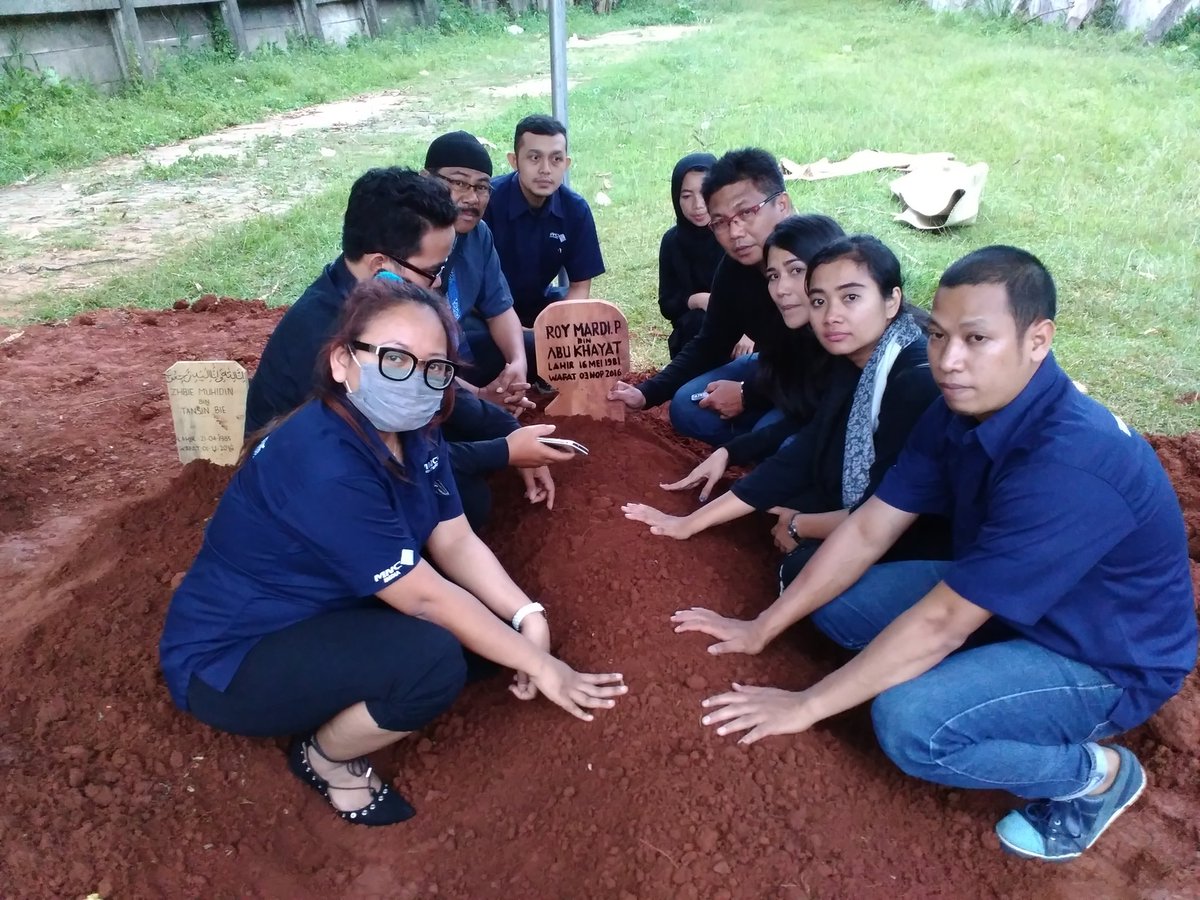 Udah setahun aja alm roy pergi,  tp kenangannya ga bakalan bisa pergi,  alfatihah 🙏