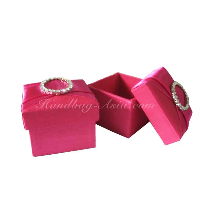 Luxury embellished silk favor boxes featured on Handbag-Asia.com #silkbox #favorboxes #handmadeboxes #thaisilkbox