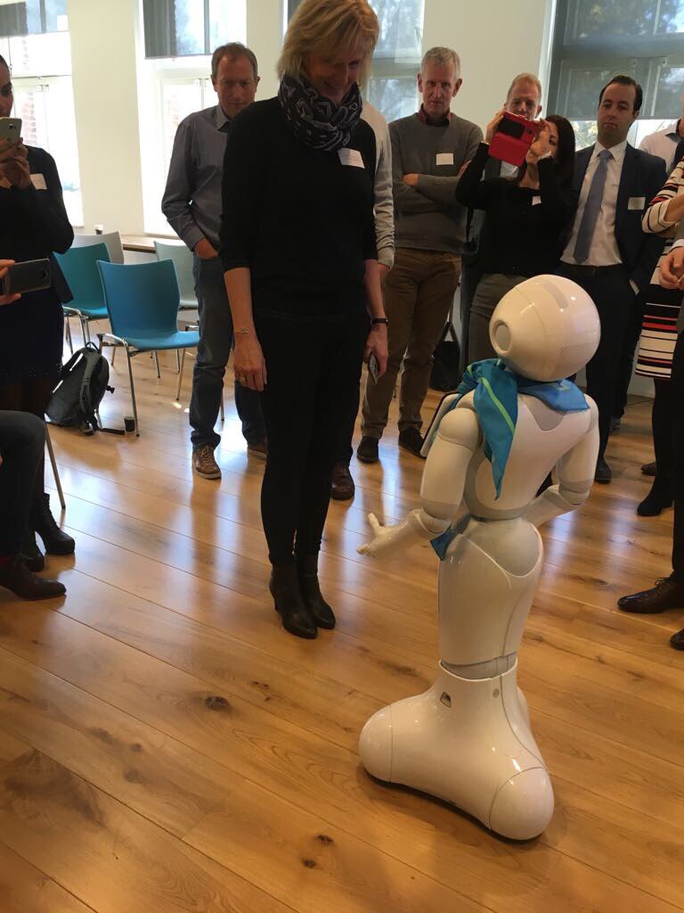 Gemeente_LV's tweet photo. Relaties enthousiast in gesprek met #robot Elvie Pepper tijdens Meet&amp;Greet.@decos, @Roelnoort @qmaticholland https://t.co/LoNvaytFu1