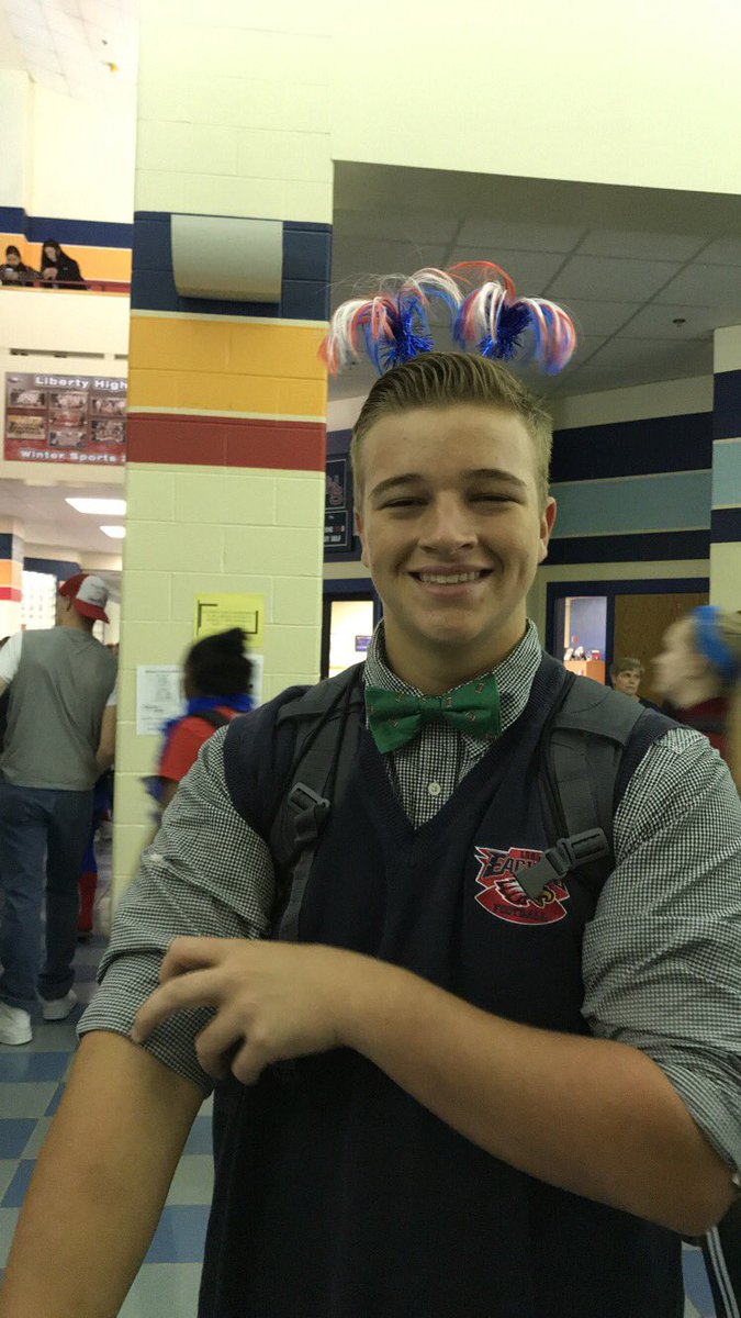 reffug's tweet photo. GAME DAY 🔵🔴⚪️ #BEATFHS @Travis_1273 https://t.co/0wnPbXYFkr