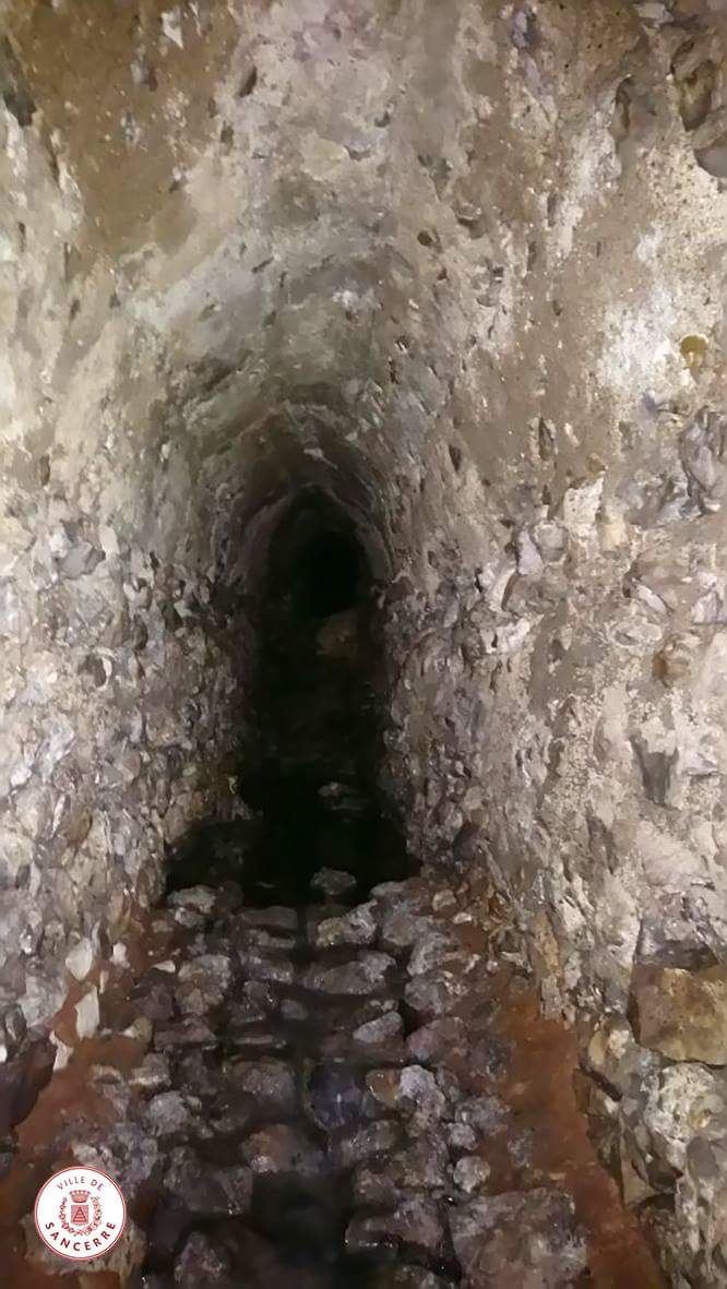 AmatClo's tweet photo. @Sancerre... Découverte. Rencontre avec le passé et l histoire lors des travaux de rénovation, Rempart des Abreuvoirs. Photo @Amaury Couet https://t.co/yYEuF18wLc