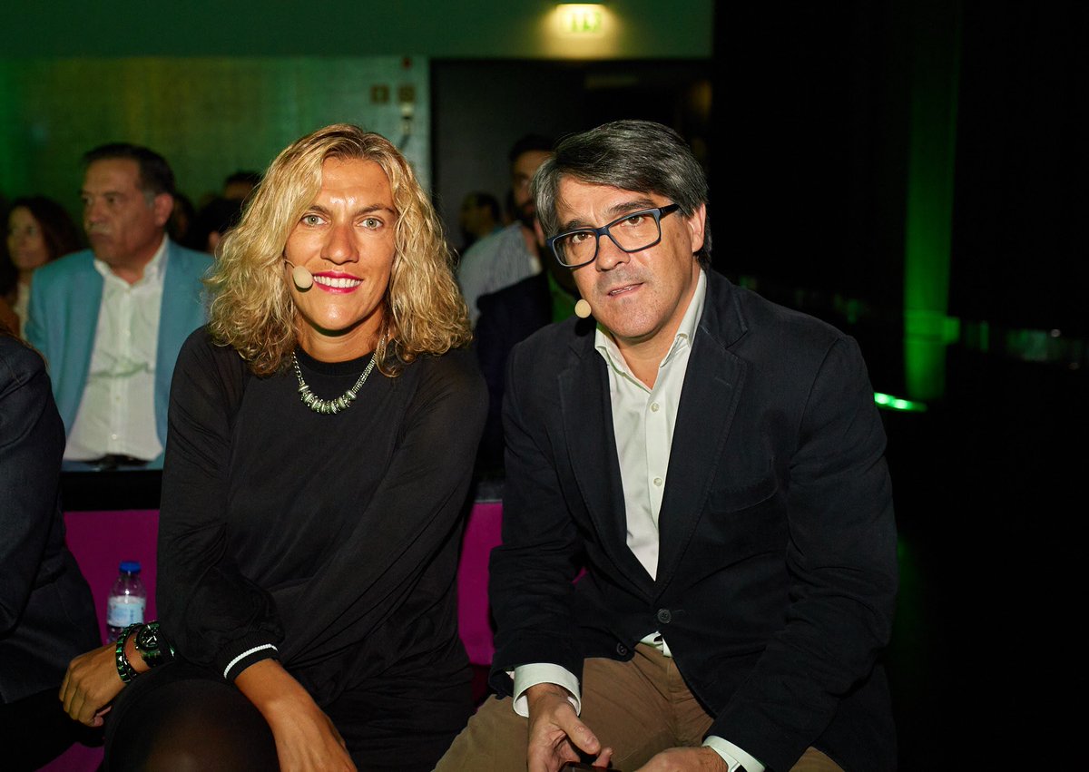 CNFrancisco's tweet photo. Blonde #customer and my fantastic #accountant #lifeatsage #sartswithme #kickoff18 #sagebusinesscloud #s50c #s100c #sfacc #sageone https://t.co/Lw0gzZZM0x