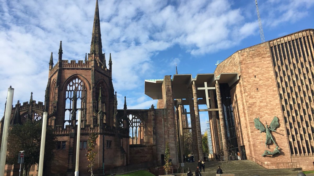 covuniaccomm's tweet photo. Our beautiful cathedral on this crisp Friday morning! Perfect start to the weekend😁 Enjoy your weekend - FutureLets team #ResLifeCov https://t.co/0eEesCJ2Zz
