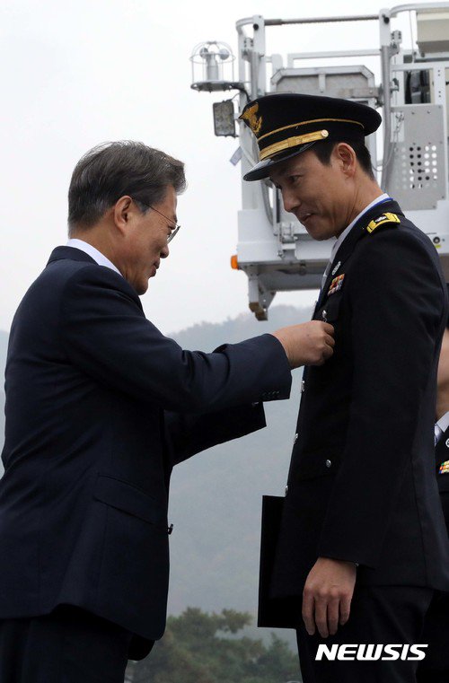 정우성 씨 눈에서 꿀이 막 떨어짐..ㅋㅋㅋㅋㅋㅋㅋ - 배우 정우성에게 명예소방흉장 달아주는 문 대통령