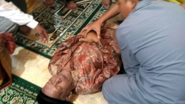 okezonenews's tweet photo. VIRAL! Subhanallah... Bapak Ini Meninggal Dunia saat Salat Zuhur di Masjid https://t.co/CmuooSfgfJ https://t.co/gR3leTxTbD