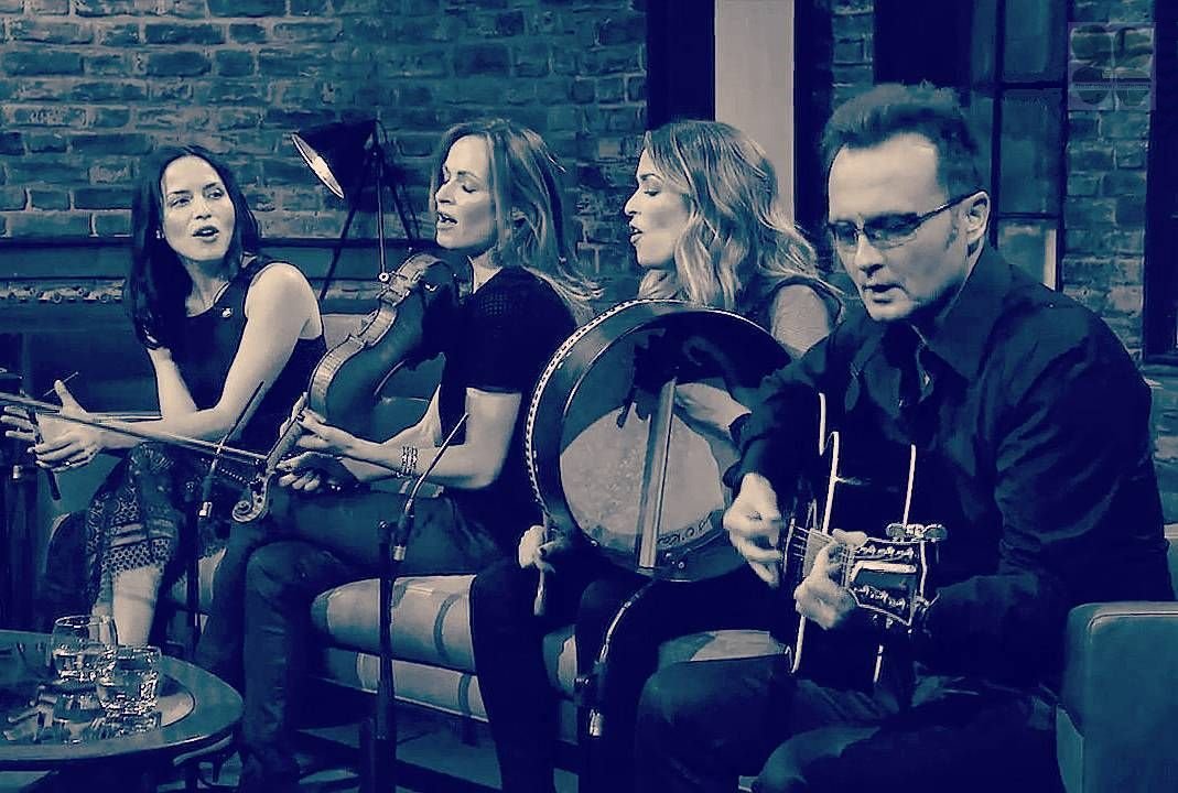 Corrs_Archive's tweet photo. Housemusic. @ACorr_Official @CCorr_Official @Sharon_Corr  @Jimcorrsays @CorrsOfficial #thecorrs #andreacorr #carolinecorr #sharoncorr #jimco https://t.co/vWKlJARqu8