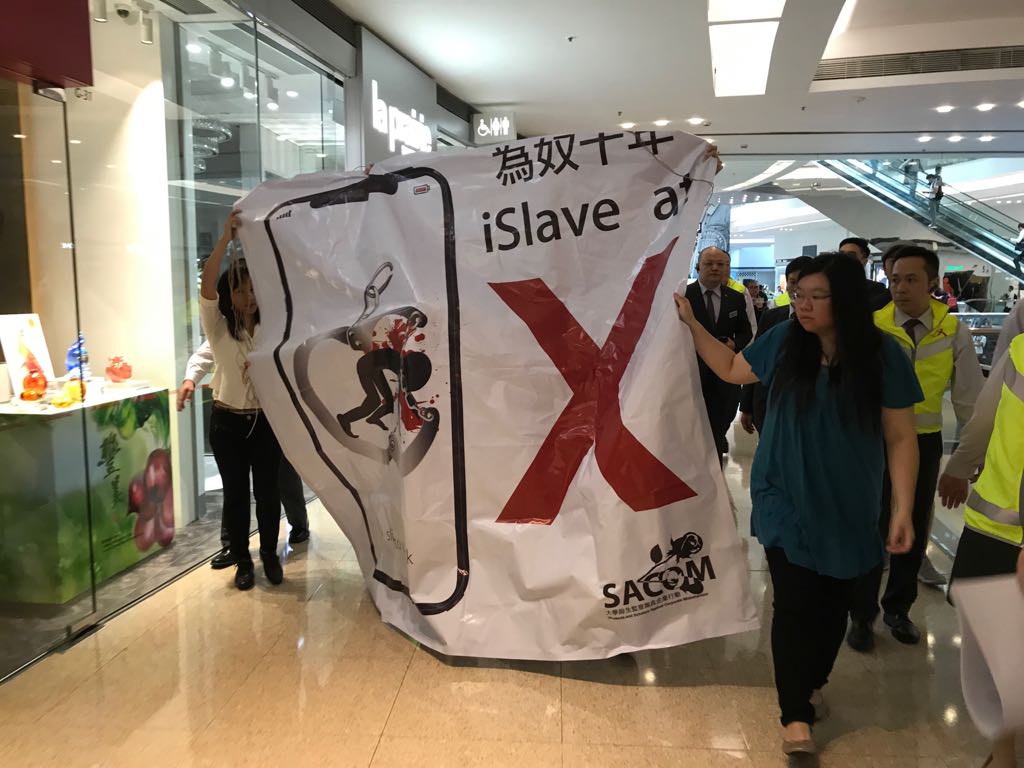 brot_fuer_alle's tweet photo. Werbehype um #iPhoneX.
@SACOM_HK und wir schauen auf die Ausbeutung bei Apple-Lieferanten in China.
#iSlave
https://t.co/paO5ZfCFwT https://t.co/5tNXrX35Py