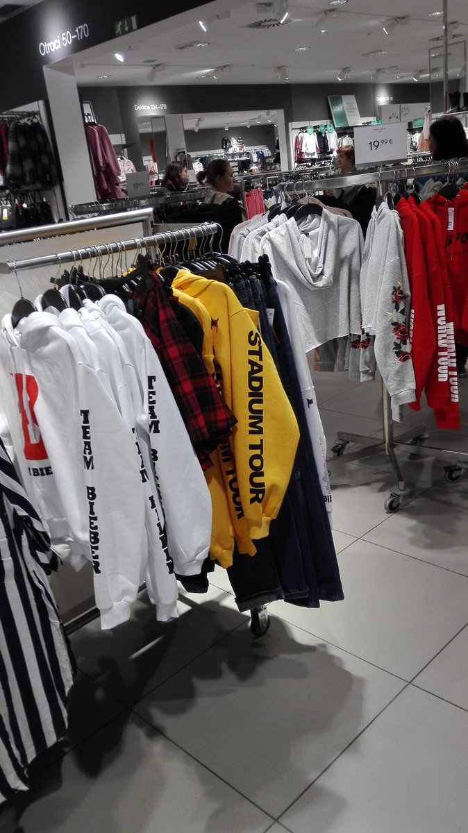 SanjaBieber4's tweet photo. Omg I love this view in H&M
#StadiumTourMerch https://t.co/SJEXhGrflJ