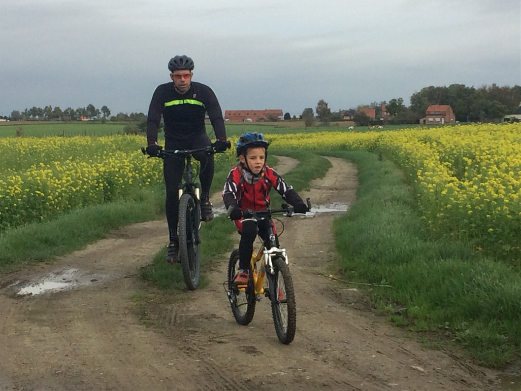 Op deze #werelddagvandeman zet ik met veel 💗 😍 💞 mijn mannen in de spotlights! #sportersbelevenmeer #eerstekeermtbmetpapa 💕